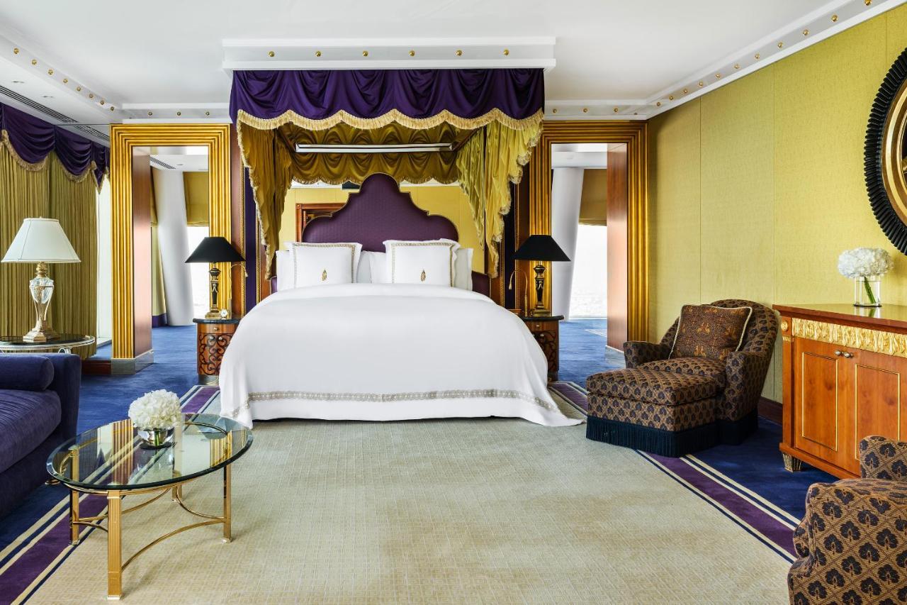 Jumeirah Burj Al Arab Dubai Esterno foto A bedroom at the Four Seasons Hotel, London