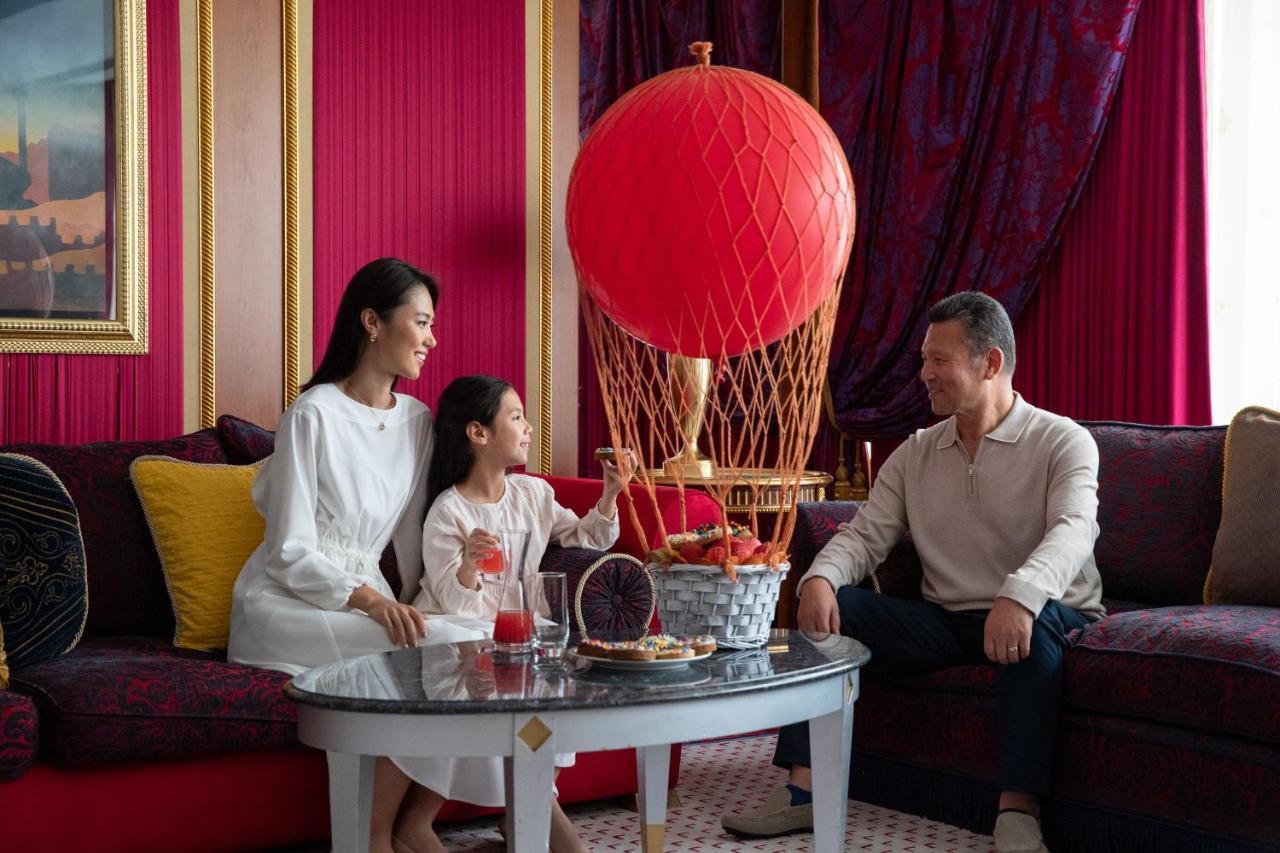 Jumeirah Burj Al Arab Dubai Esterno foto A family at the Mandarin Oriental, Bangkok