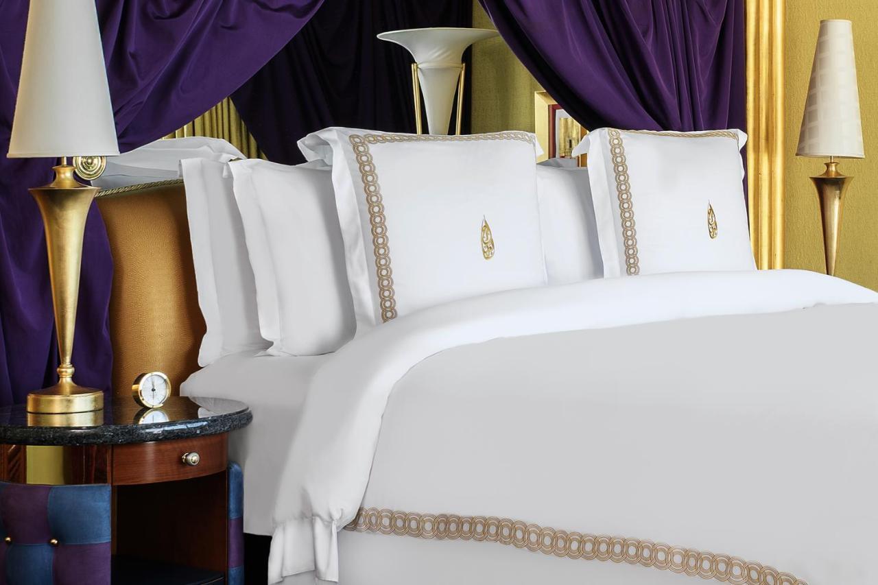 Jumeirah Burj Al Arab Dubai Esterno foto A bed with white sheets