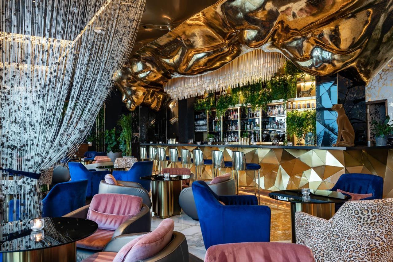 Jumeirah Burj Al Arab Dubai Esterno foto The interior of the bar