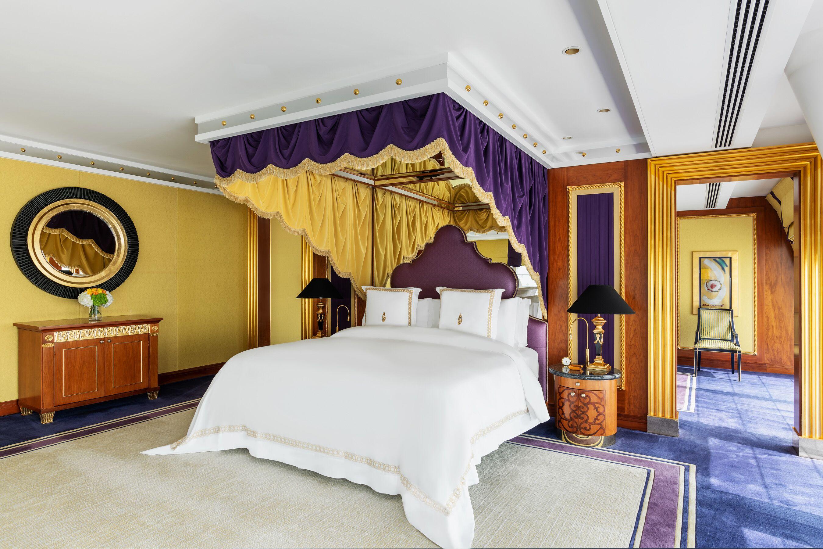 Jumeirah Burj Al Arab Dubai Esterno foto A bedroom at the Emirates Palace