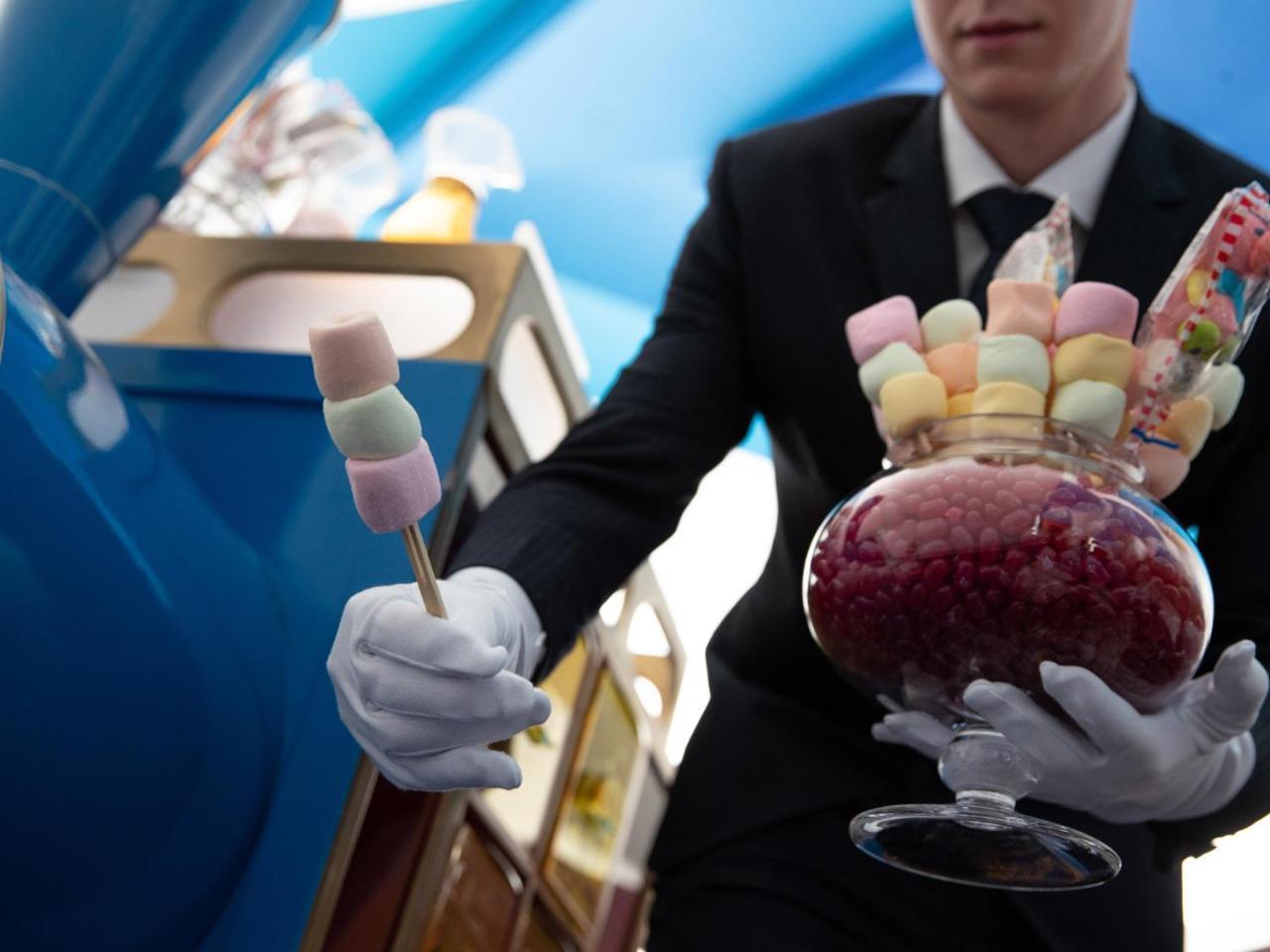 Jumeirah Burj Al Arab Dubai Esterno foto A waiter serving a bubble tea