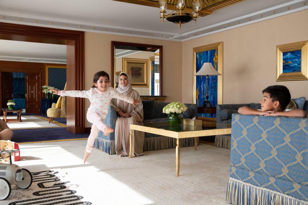 Jumeirah Burj Al Arab Dubai Esterno foto Family in a suite at Jumeirah Atlantis