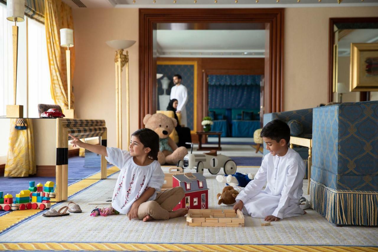 Jumeirah Burj Al Arab Dubai Esterno foto Children playing in a hotel suite