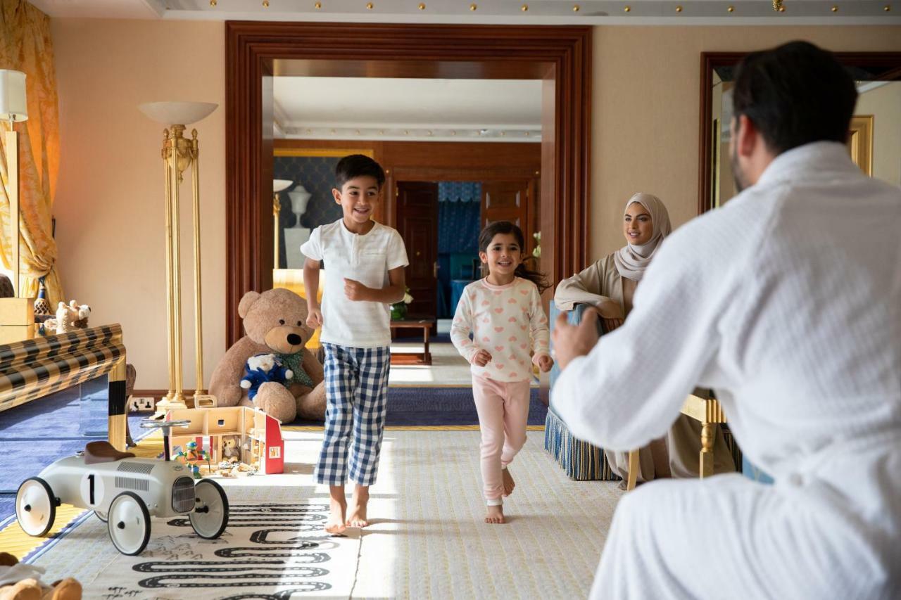 Jumeirah Burj Al Arab Dubai Esterno foto Sheikh Hamzah with his family